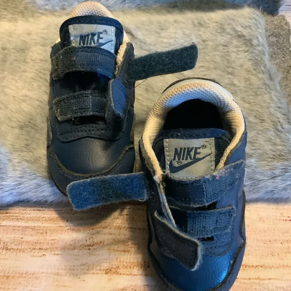 Nike Kids MD Valiant Navy Sneakers Size 6C